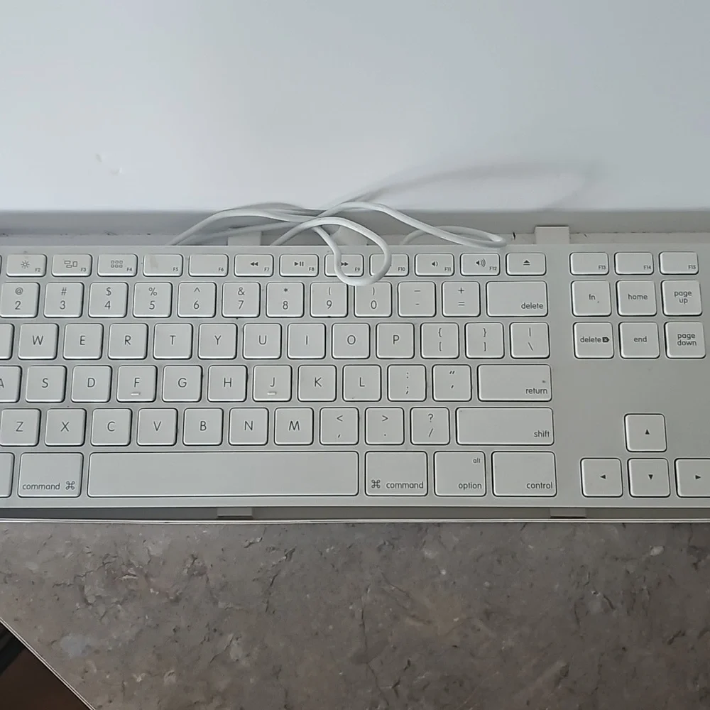 Wired Apple Keyboard In Original Box - Picture 3 of 4